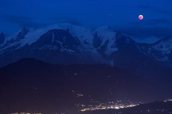 Lunar_eclipse_above_the_Alps_by_Christophe_Suarez_suarezphoto_grande