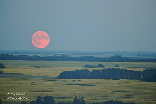 Smoke_and_haze_made_for_a_dramatic_Full_Moon_rise_in_Edmonton_Canada_by_Images_By_Stan_ImagesByStan_grande