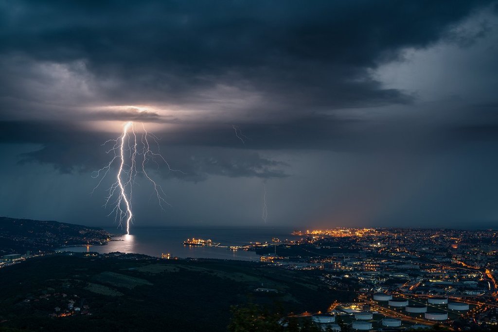 Cumulonimbus_approaching_Trieste_by_Christophe_Suarez_suarezphoto_1024x1024