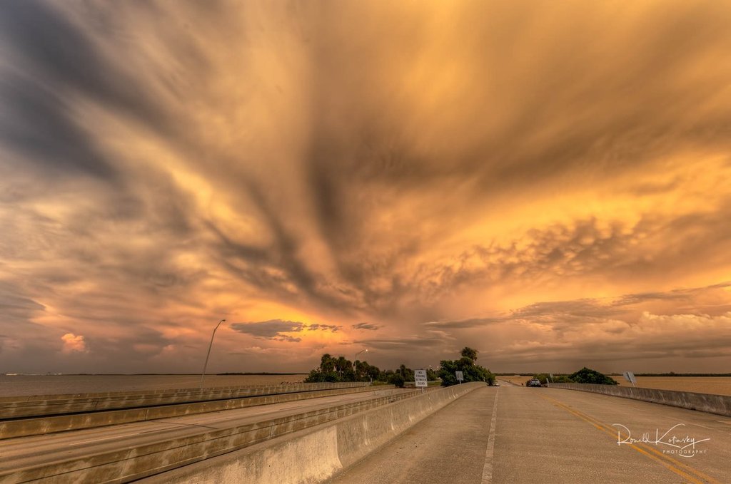 Mammatus_clouds_Tampa_Bay_Florida_by_Ronald_Kotinsky_rkotinsky_1024x1024