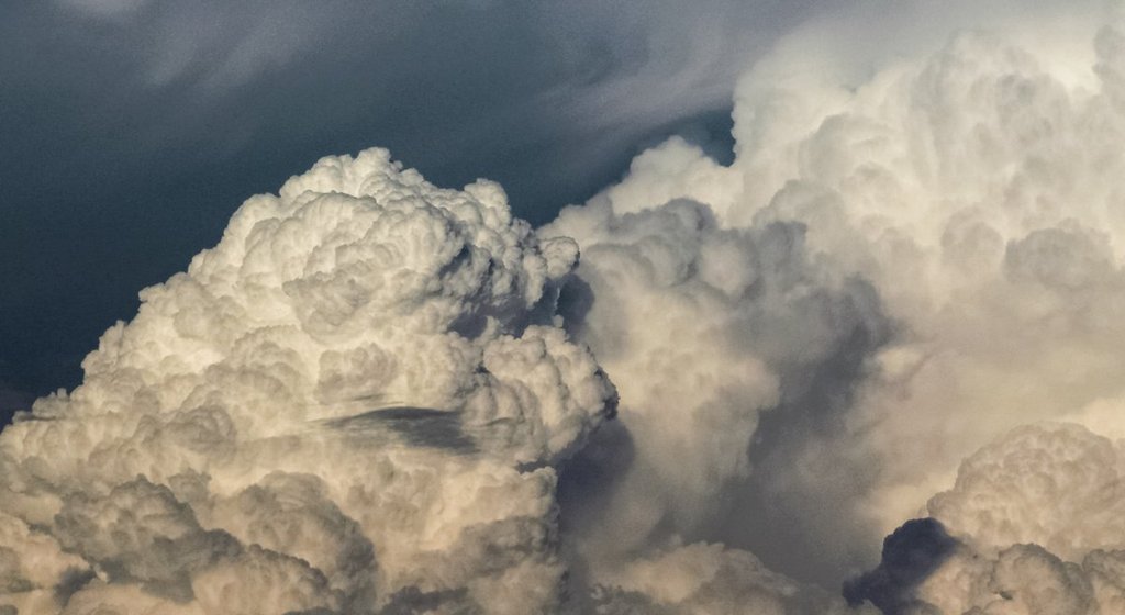 Explosive_updraft_in_Arizona_by_Alex_Lubbers_AlexLubbers2_1024x1024