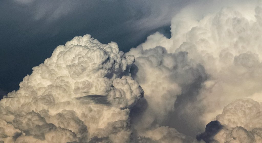 Explosive_updraft_in_Arizona_by_Alex_Lubbers_AlexLubbers2_1024x1024