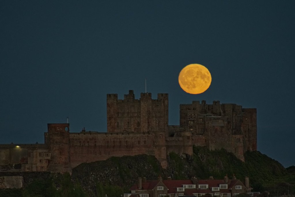 Moon_rising_above_Bamburgh_Castle_by_Ravens_Claws_1024x1024