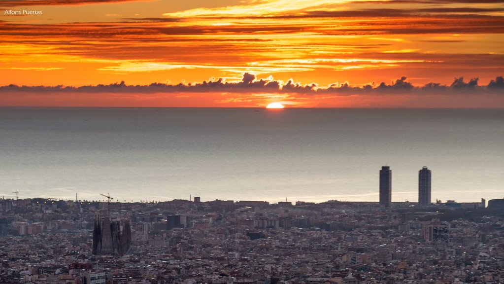 Barcelona_sunrise_from_the_Fabra_Observatory_by_Alfons_Puertas_alfons_pc_1024x1024