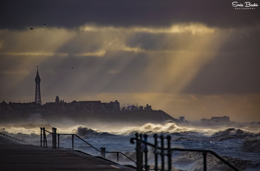 Crepuscular_rays_over_Blackpool_Sonia_Bashir_SoniaBashir_1024x1024