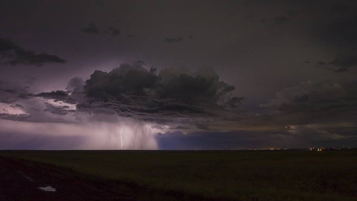 Lightning show Saskatchewan. Seven Persons Alberta,