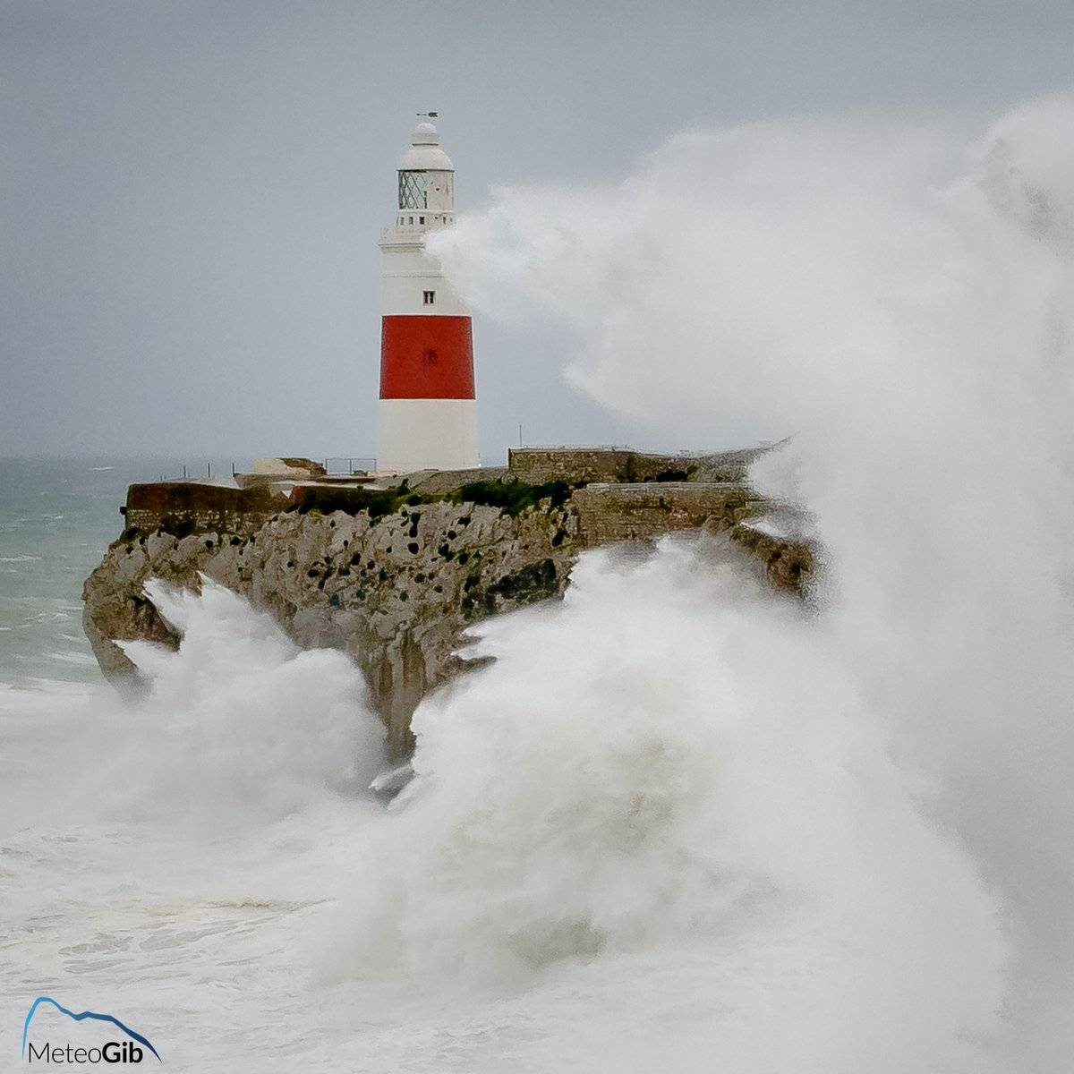 1st Place MeteoGib @MeteoGib Gibraltar Europa Point Lighthouse being pounded for a second day by a gale force levanter winds