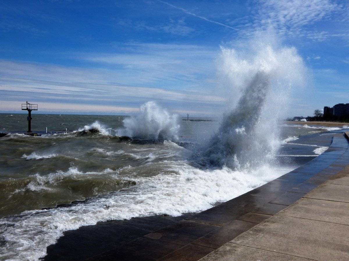 2nd Place Ana Sprague‏ @anawanna1958 Powerful waves hit Chicago lakefront