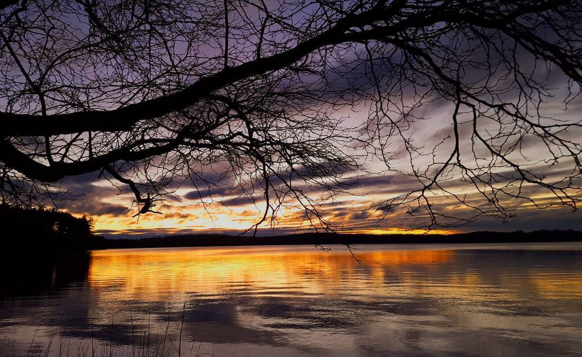 2nd Place Cristeve_U2 @cristinagarbar2 Dark clouds on the lake. New Hampshire