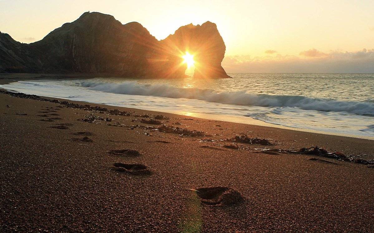 2nd Place Rachel Baker @Saintsmadmomma Sunrise through the arch - Durdle Door