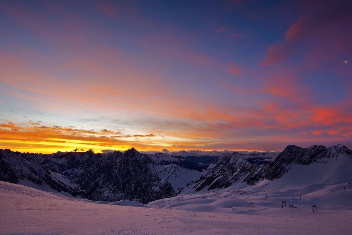 2nd Place Stormy sunrise due to Foehn conditions next to the Zugspitze in Germany by Wetter Ludwigsburg @lubuwetter