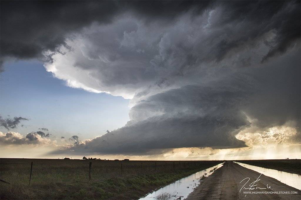 "Stunning structure south of Dalhardt #Texas, May 16, 2016!"