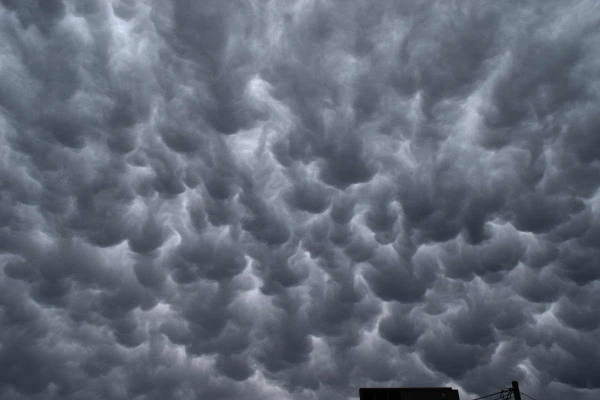 3rd Place Well developed mammatus clouds by Andrew Yrigollen @andyjump1118