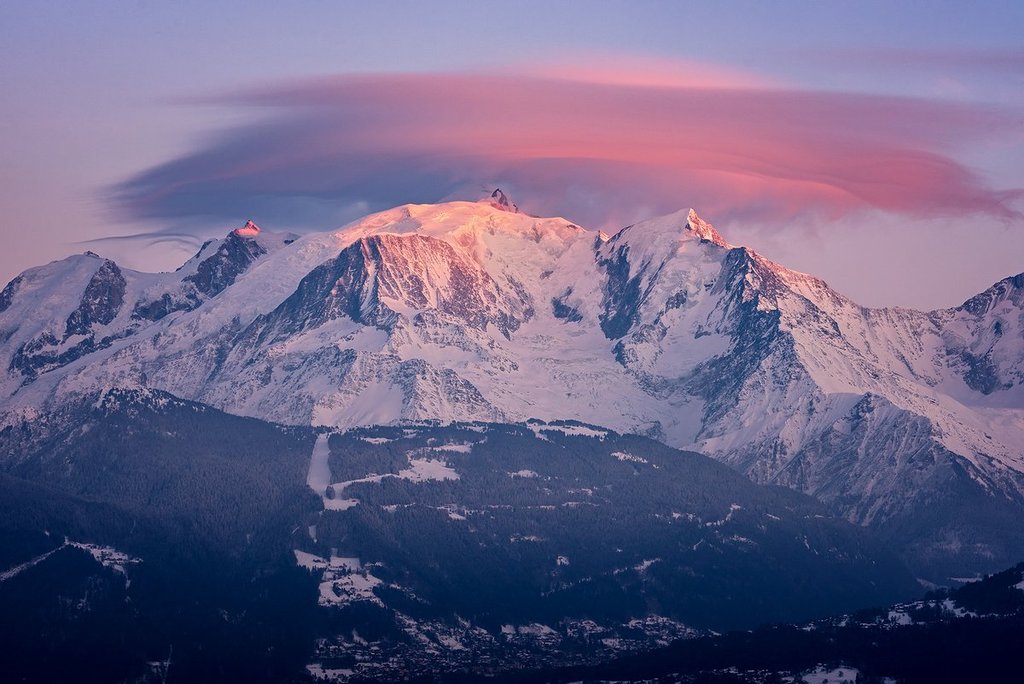 Lenticular_cloud_on_the_top_of_the_Alps_by_Christophe_Suarez_suarezphoto_1024x1024