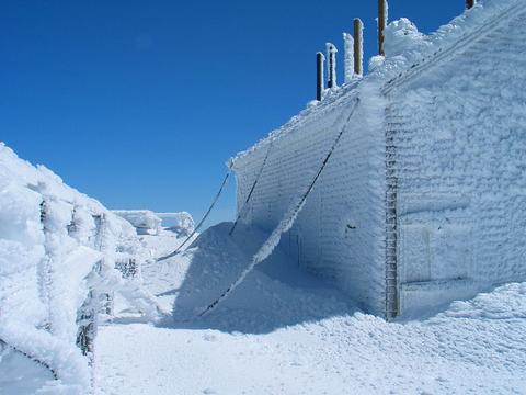 Mount_Washington_chained_building_large