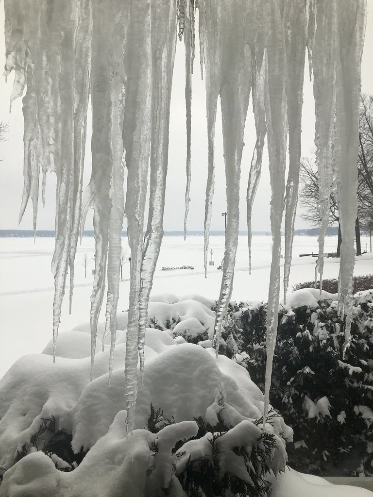 Perfect_icicles_on_a_winter_storm_filled_weekend_in_Lake_Geneva_by_Kris_Vogt_Vedge-Ah_-Berg_KrisVeeVee_1024x1024