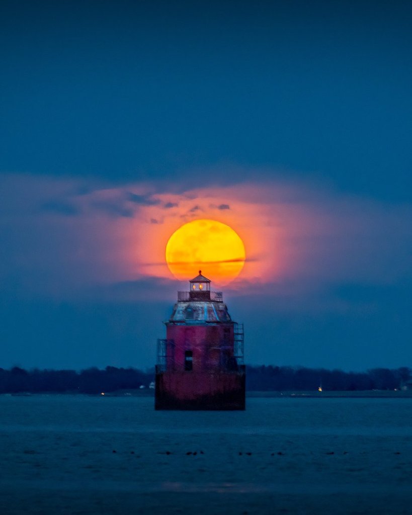 Super_Moon_rising_behind_the_Sandy_Point_Shoals_Lighthouse_in_Maryland_Jeff_Norman_dcsplicer_1024x1024