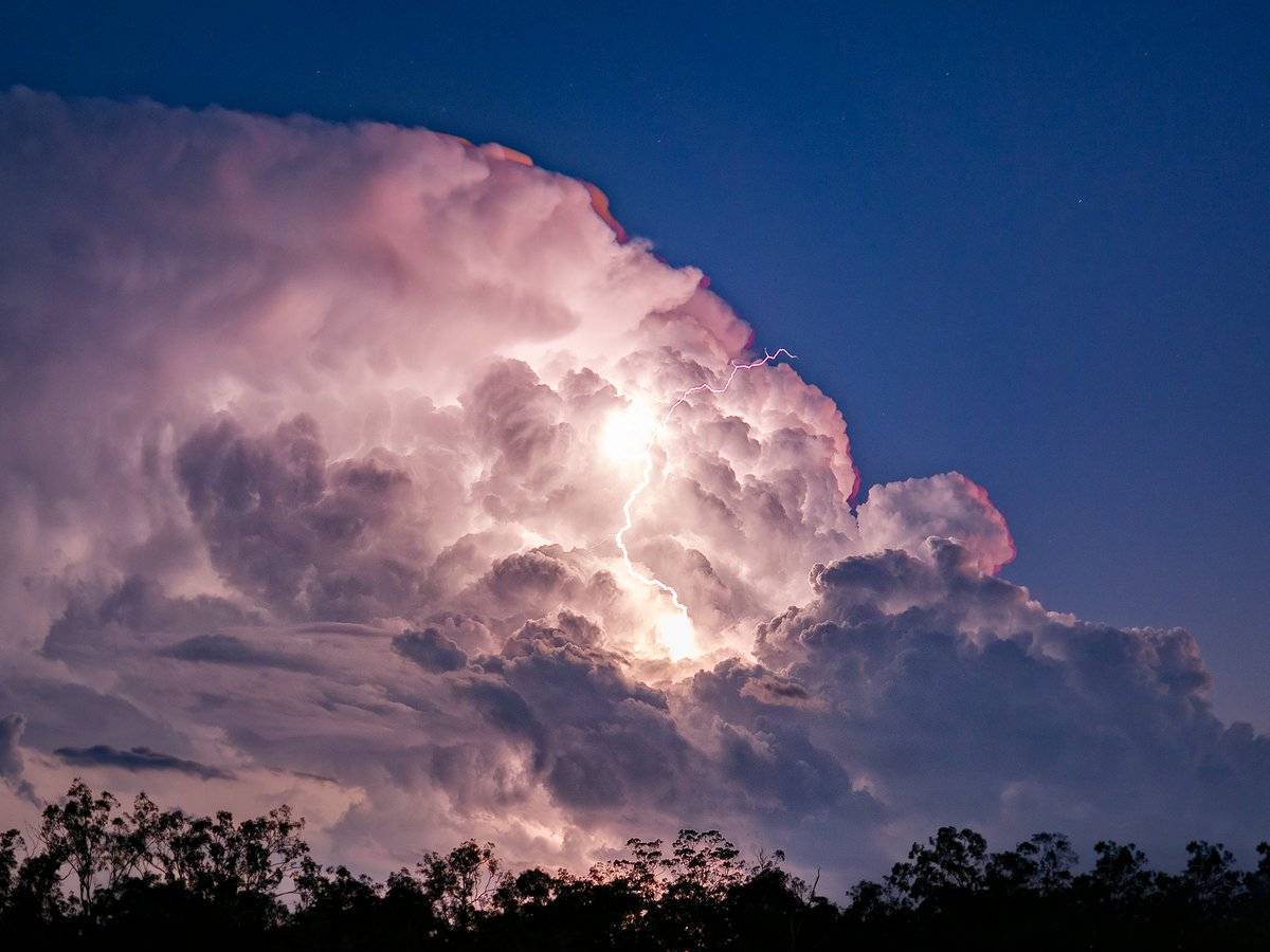 Twilight Cell. Photographed from Ipswich by Murray Fox @muzfox