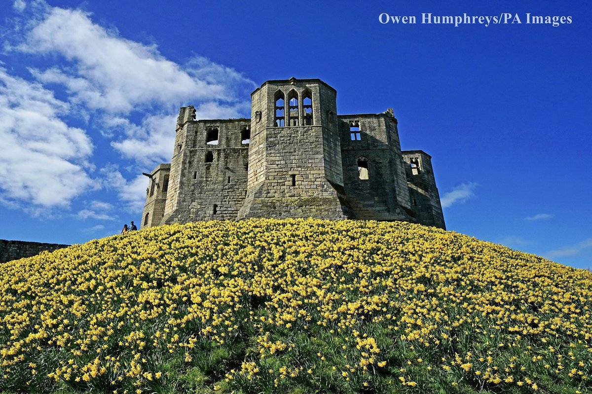 Walkworth Castle in Northumberland by Owen Humphreys @owenhumphreys1
