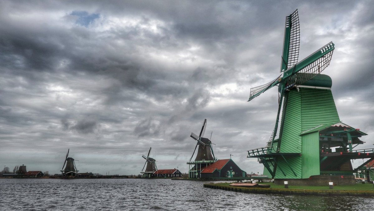 Working overtime Zaanse Schans, Amsterdam by Gary Bearman @GeeBeeMan