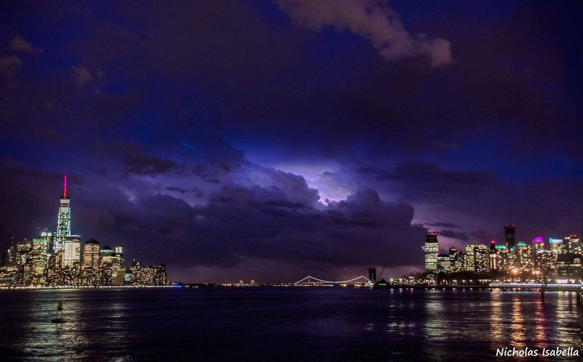 A thunderstorm moves across New York City by Nicholas Isabella @NycStormChaser