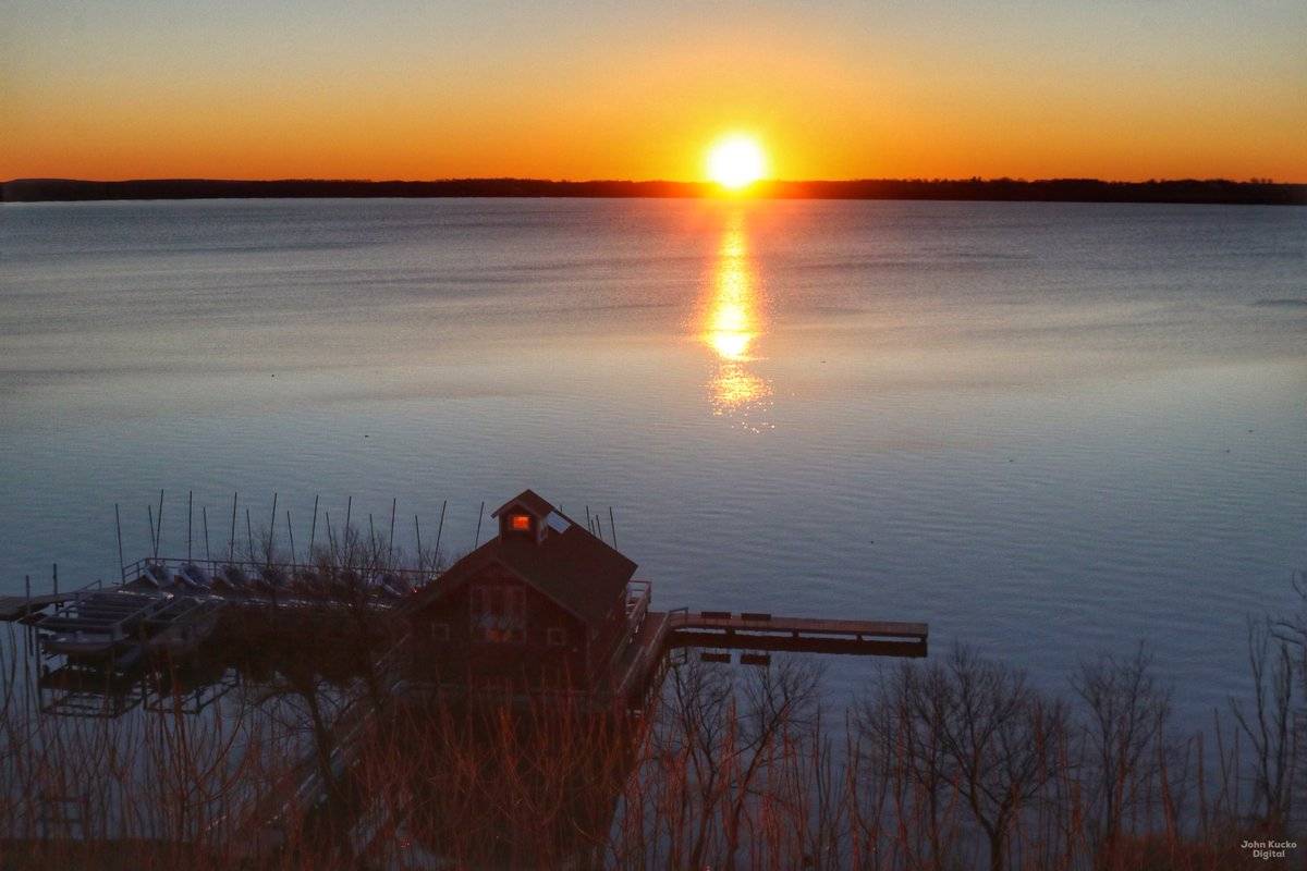 Beautiful sunrise to begin the day along Seneca Lake in Geneva, NY by John Kucko @john_kucko