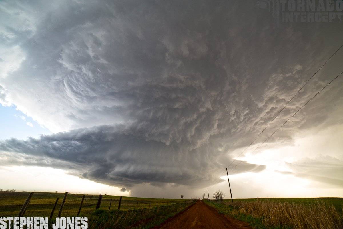 Fantastic storm structure over southwest Oklahoma by Stephen Jones @Tornado_Steejo