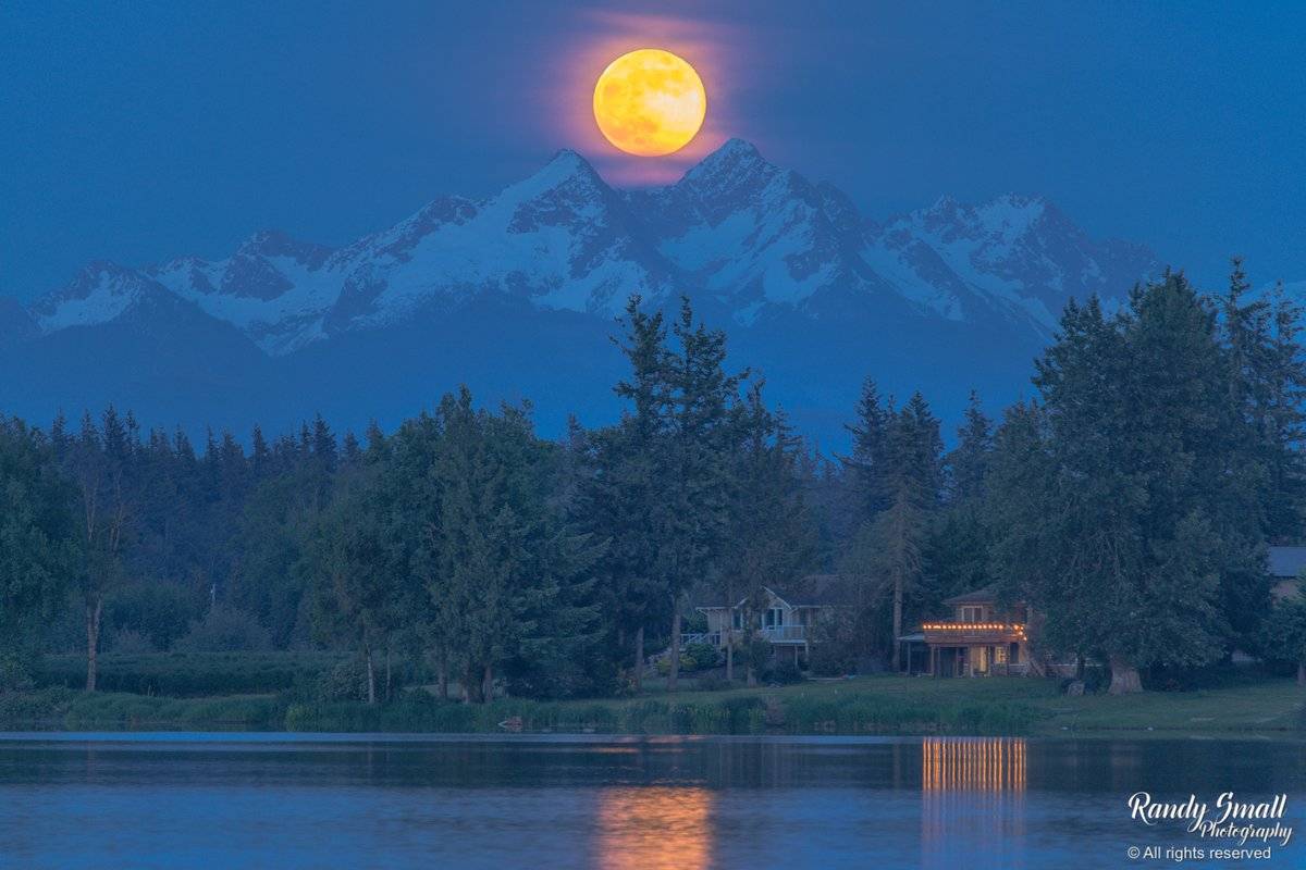 Full moon rise as it splits the Twin Sisters over Wiser Lake near Lynden, WA by Randy Small @RandySmall