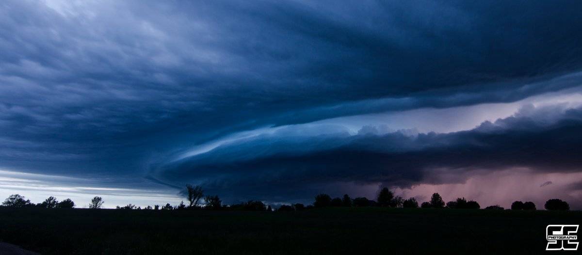 Gorgeous nighttime structure on a severe storm south of Louisburg, KS by Steven Coy @MOChaser96