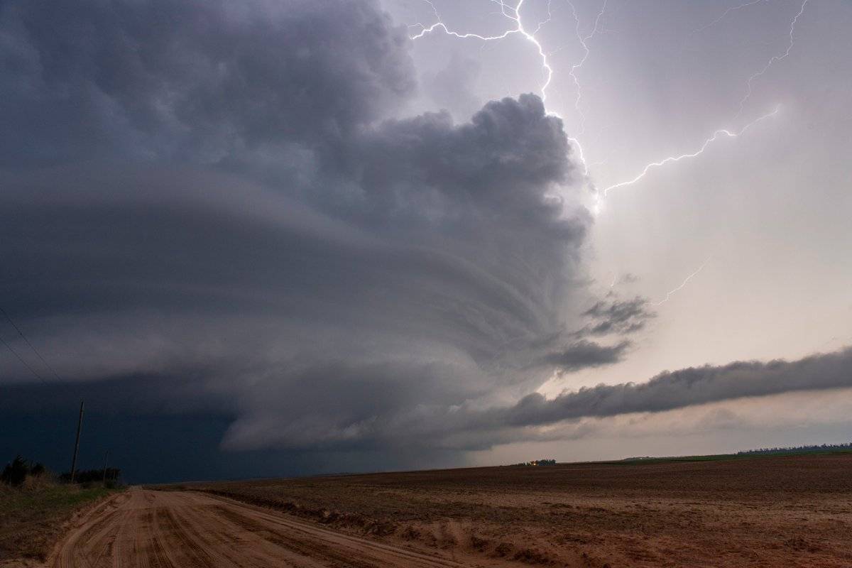 Lightning and a stovepipe northwest of Belpre, KS by Travis Farncombe @tjfarncombe