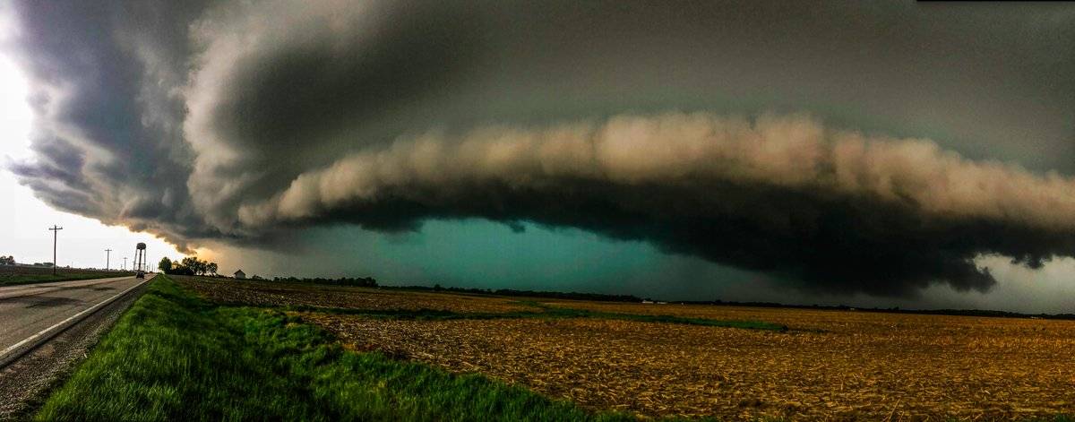 The supercell that produced the tornado near Donnellson by Ethan Schisler @StormOptics