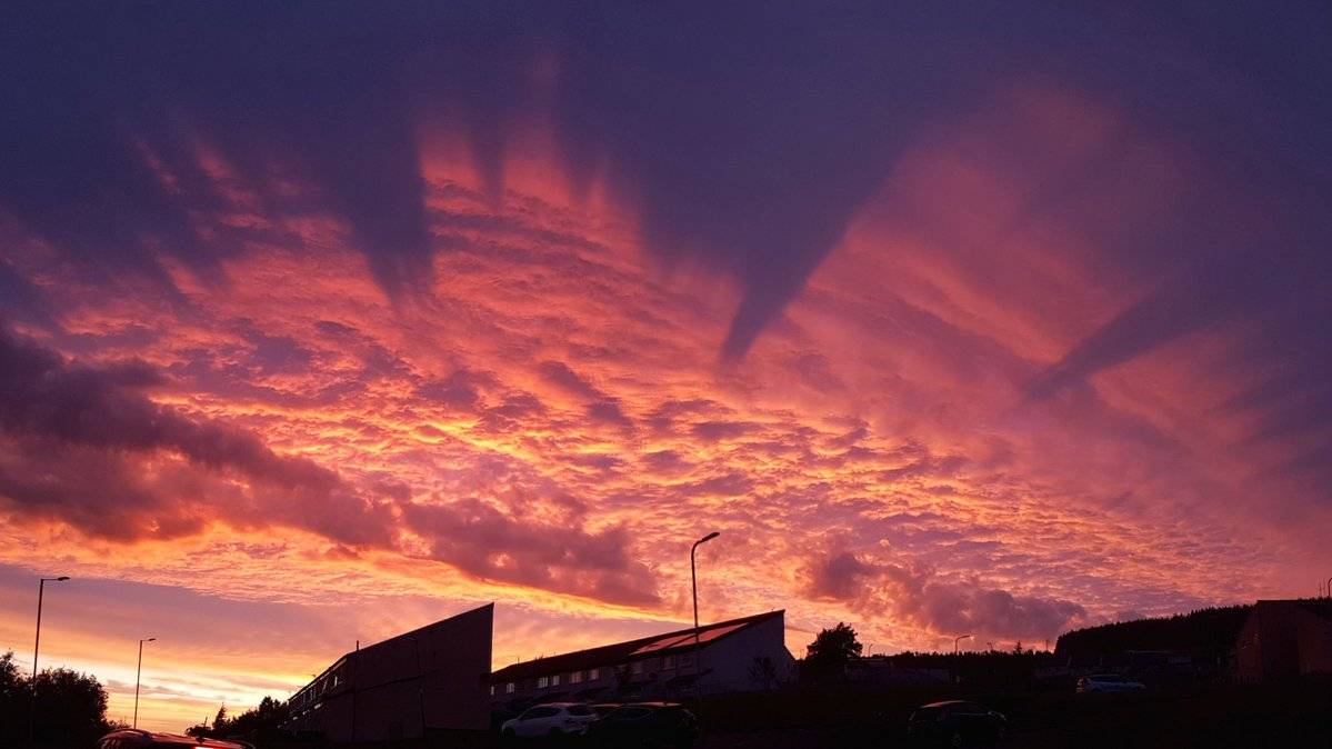 Spectacular sunset over the Welsh valleys Tom Lowe @saloplarus