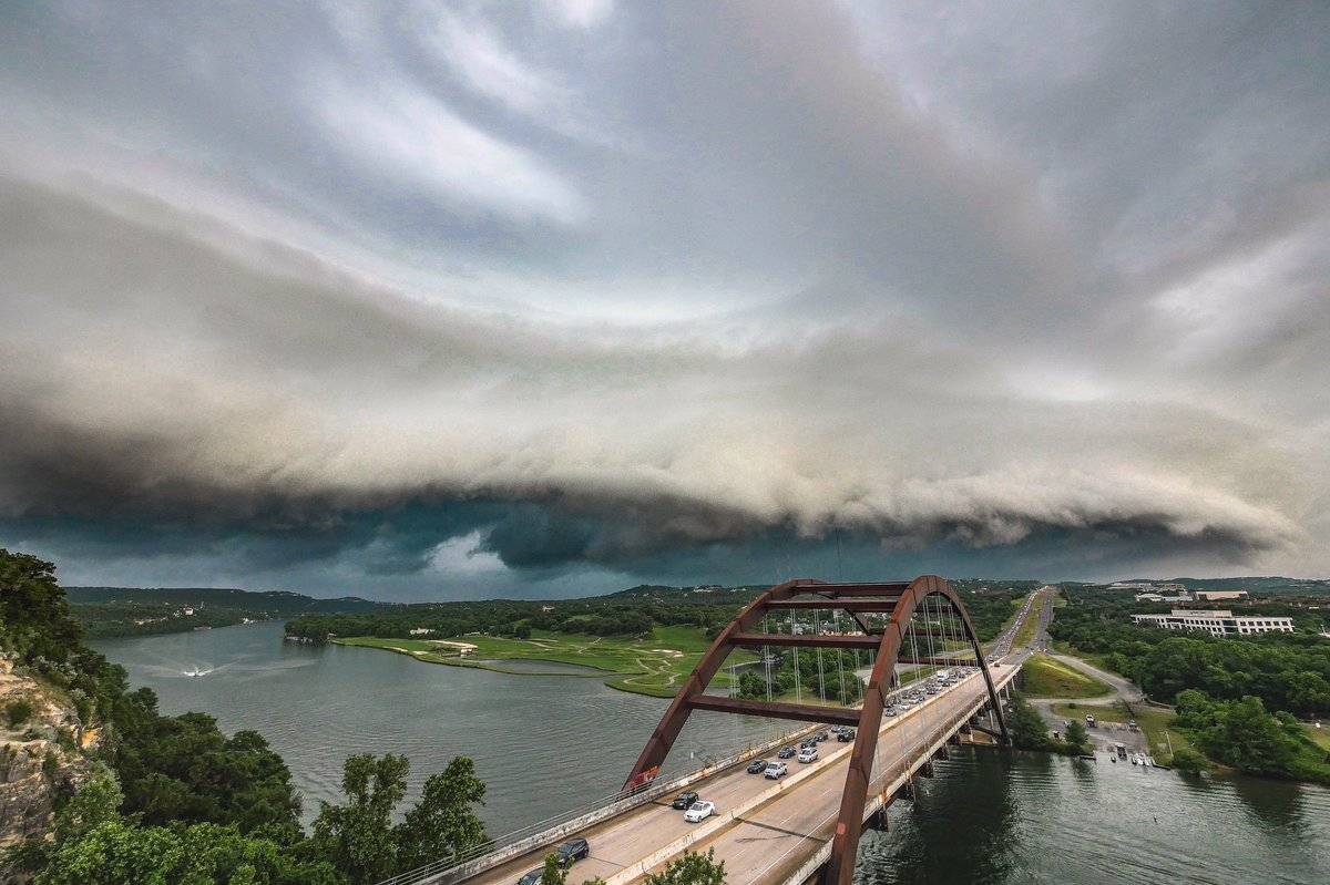 Still shot of the mothership flying in last night over Austin, TX Jennifer Lowry @jenniferlowry13