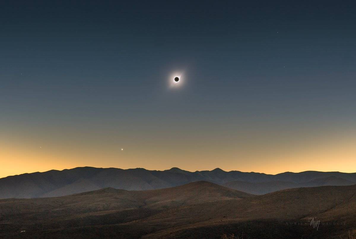 View of the Solar Eclipse 2019 during totality in the Chilean mountains near La Serena by Adrien Mauduit @NightLights_AM