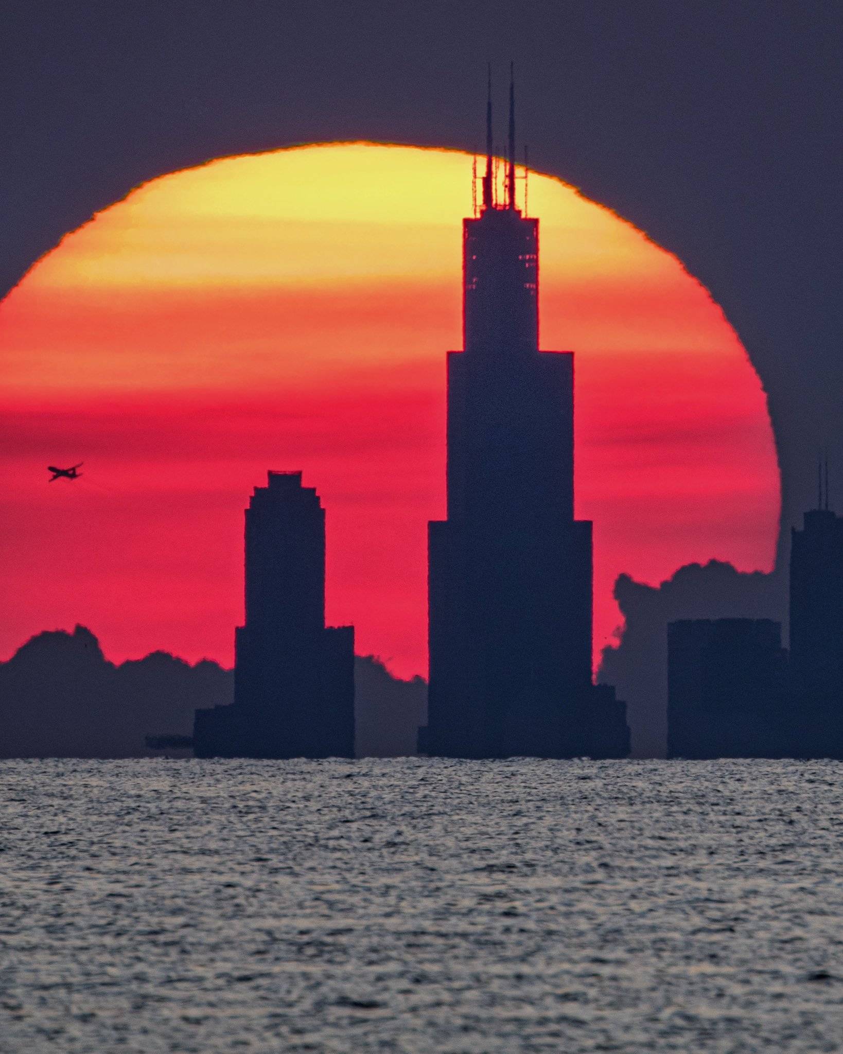 Willis (Sears) Tower in front of the setting sun - Chicago skyline by Tom Jones @tomjones_foto