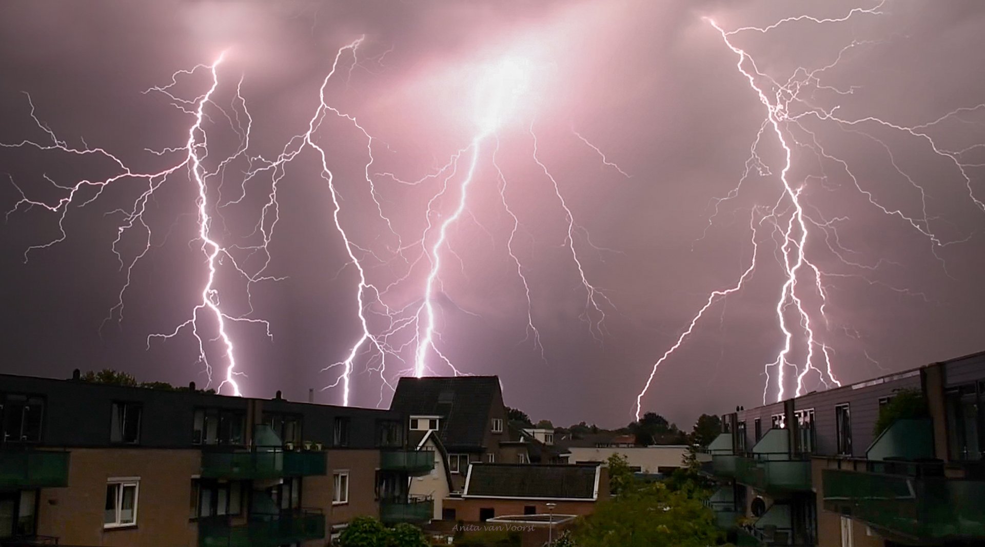 Close range CG lightning strikes over Hengelo by Anita van Voorst @AnitavVoorst