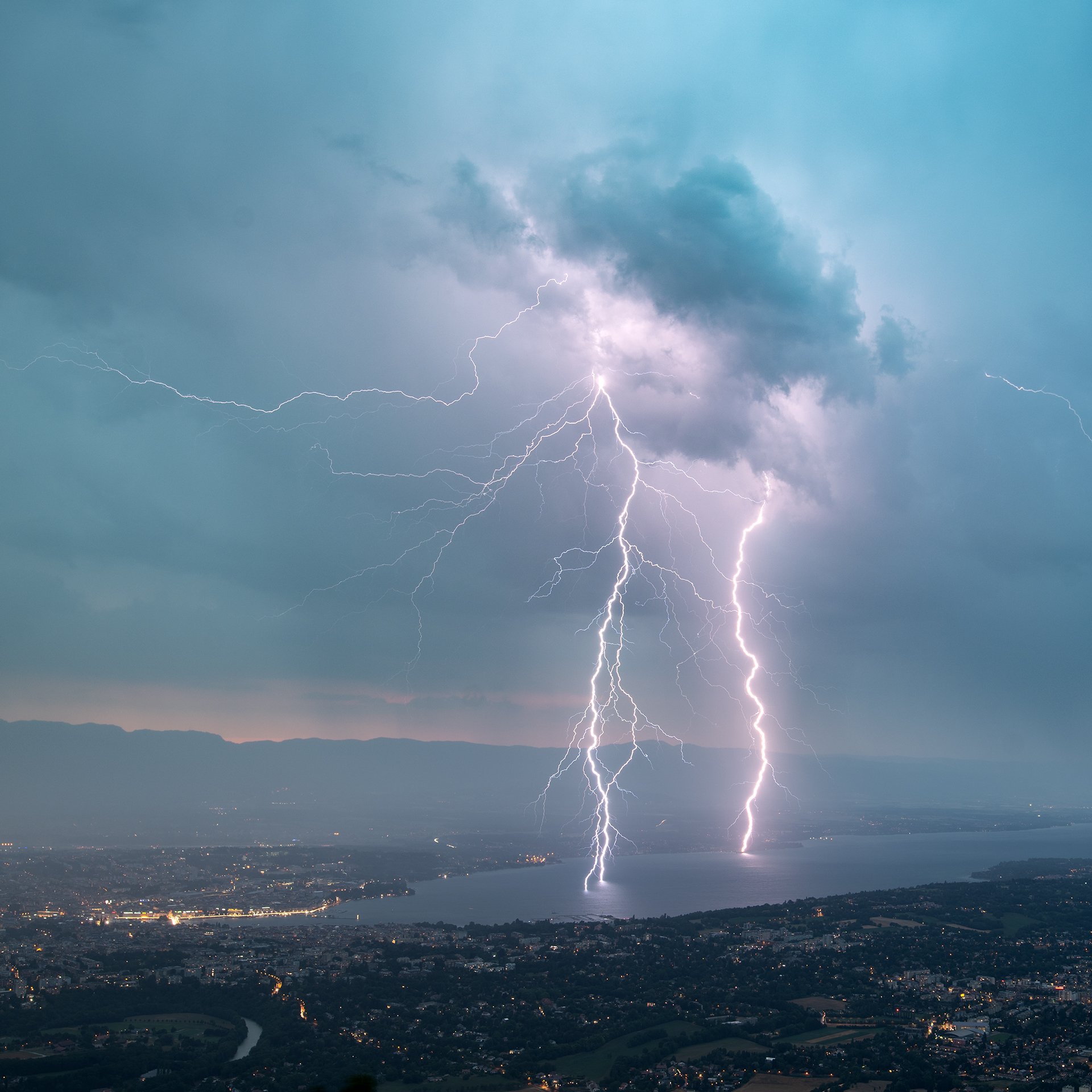 Foudre sur le Léman, près de Genève, il y a quelques jours by Christophe Suarez @suarezphoto