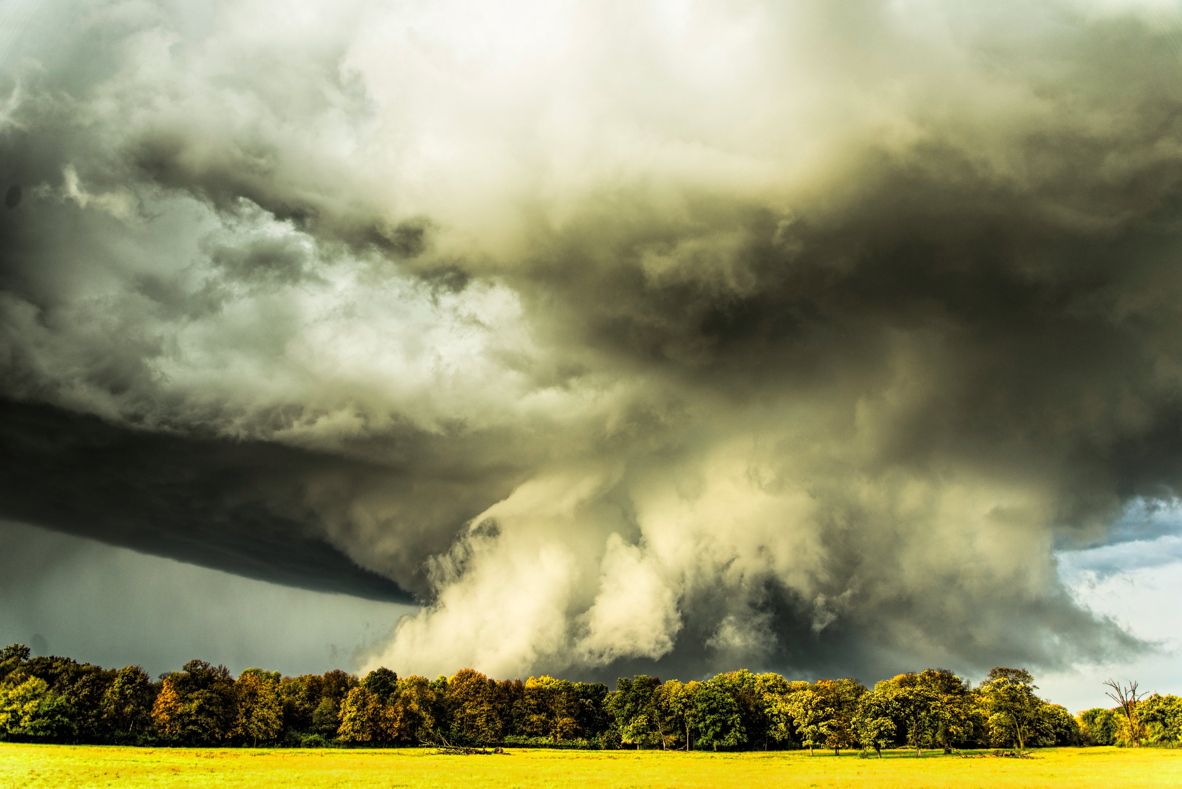 Supercell thunderstorm outside Cedar Rapids, IA Ethan Schisler @StormOptics