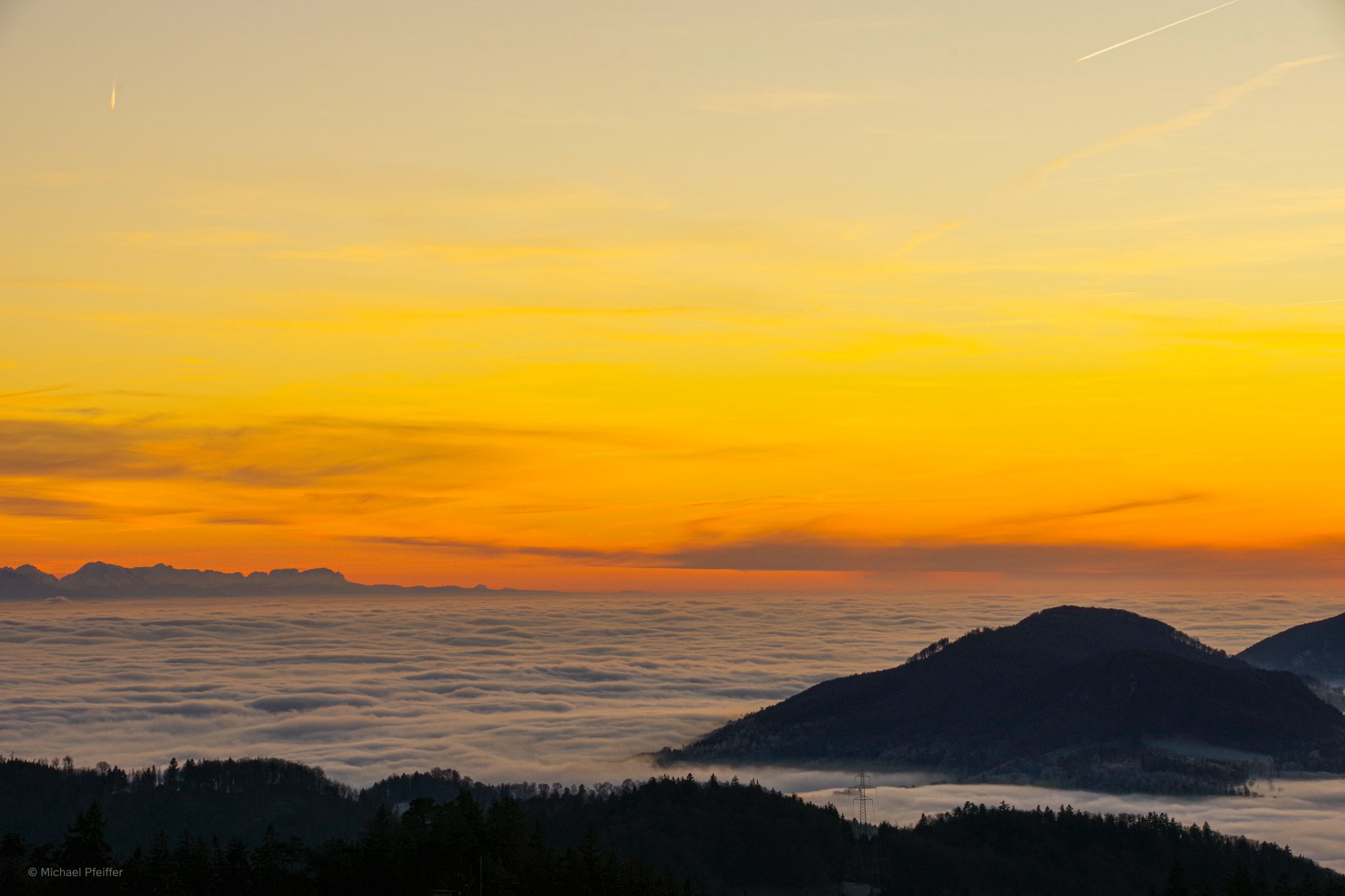 3rd Place Evening glow above a sea of fog in the Jura mountains in switzerland by Wetter Ludwigsburg @lubuwetter