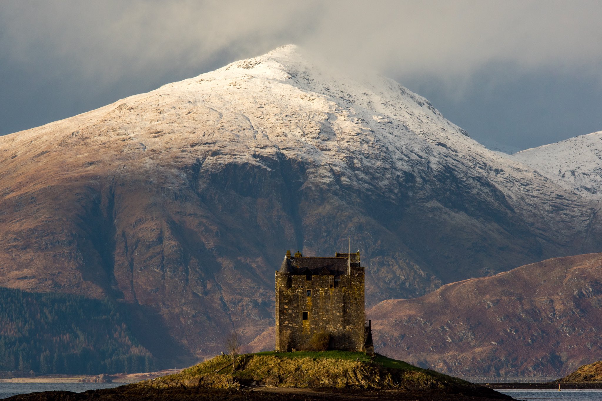 Castle Stalker and Beinn na Cille by Daniel @danny_ltd