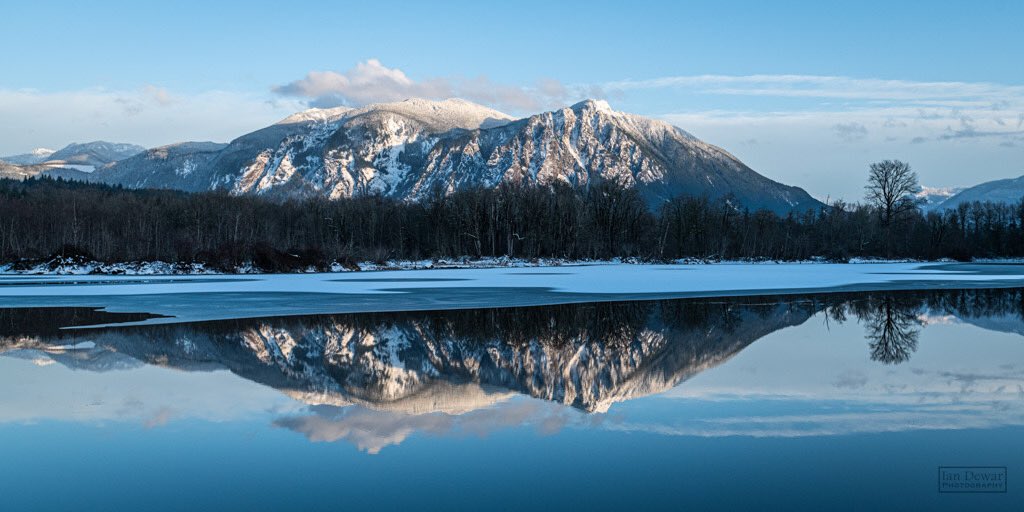 Mt Si reflection at Snoqualmie Washington by iandewarphotography @iandewarphoto