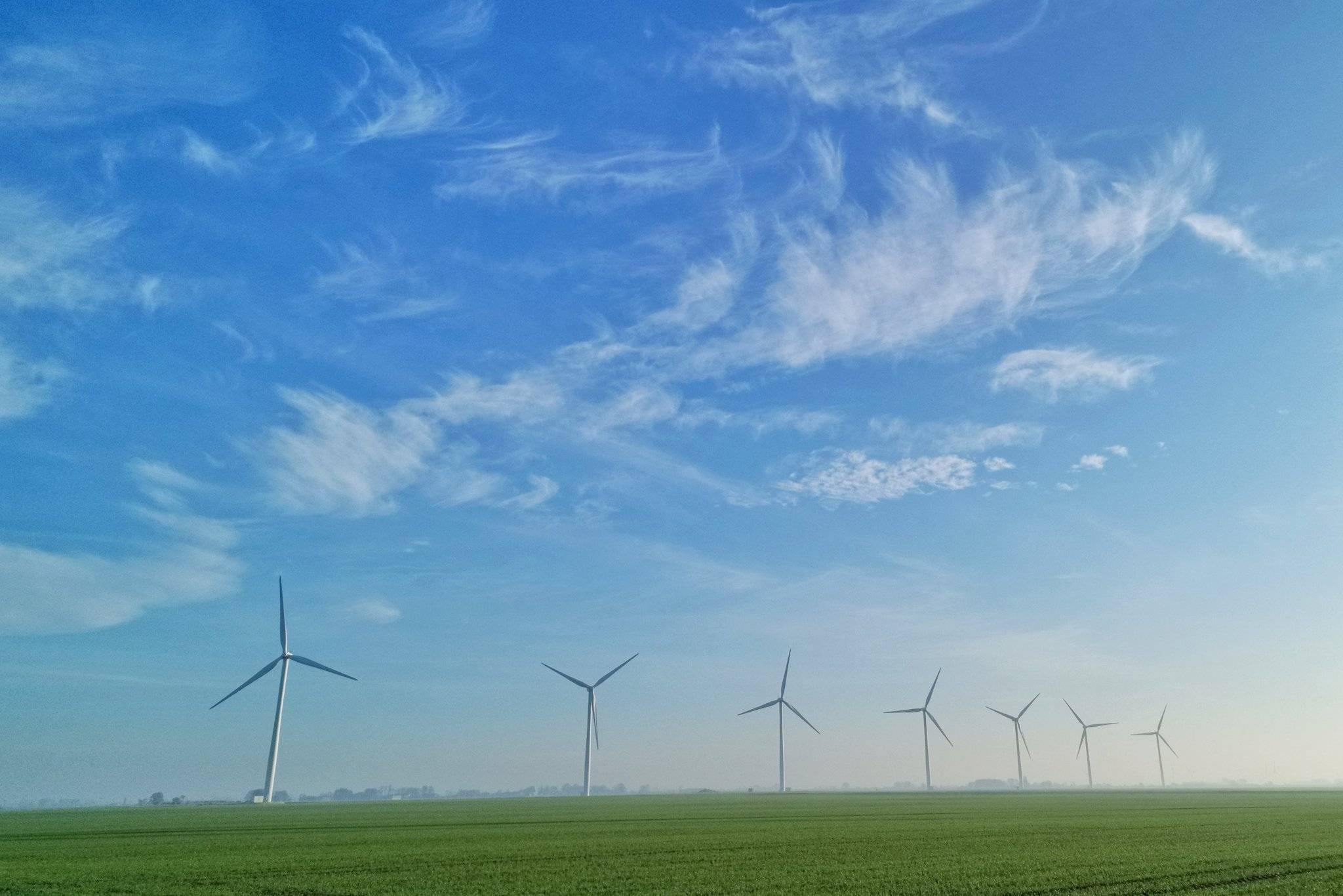 Mares' tails 25,000 feet above Goole Fields windfarm by Tom Lowe @saloplarus