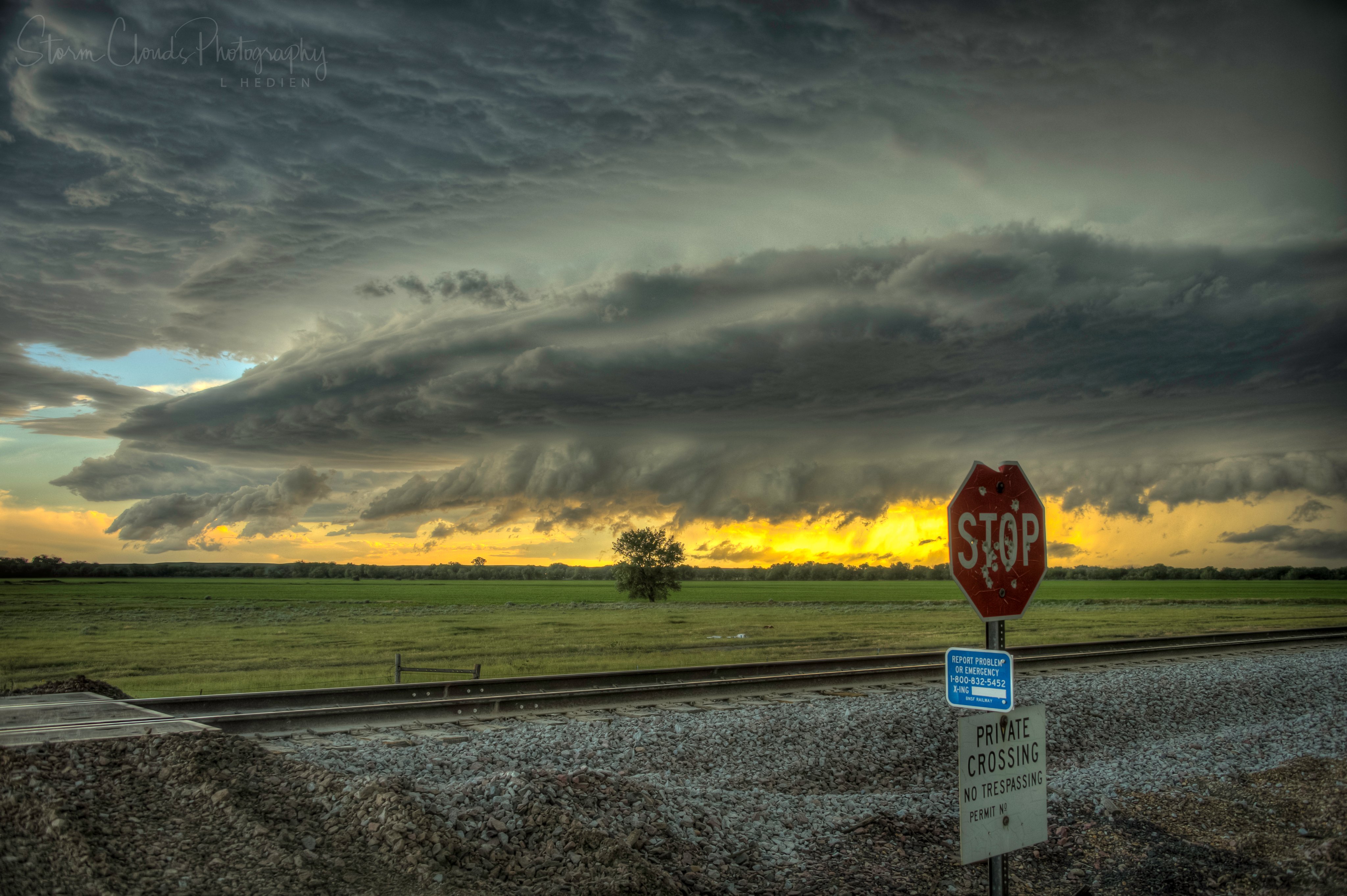 2nd Place Storm decays and transitions to an arcus in Montana by Laura Hedien @lhedien