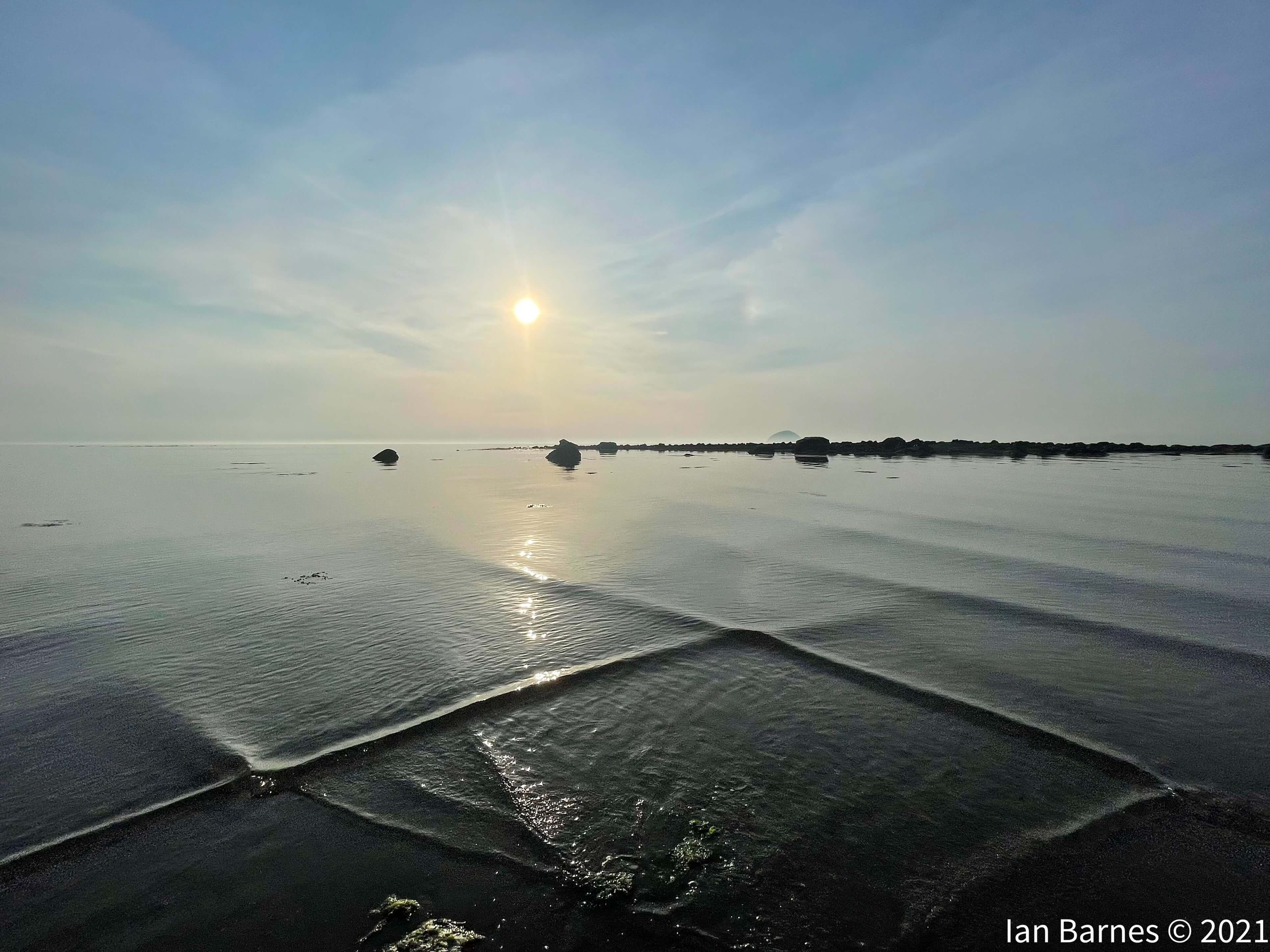 Lendalfoot-on-a-calm-sunny-evening-with-the-perfect-weather-conditions-for-rare-crisscross-waves-by-Ian-Barnes-@Ian_Barnes-1